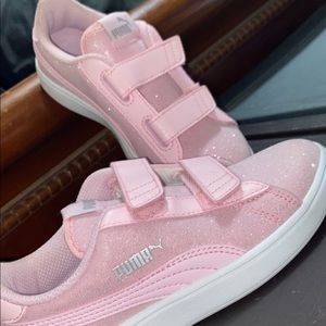 girls glittery baby pink Puma tennis shoes